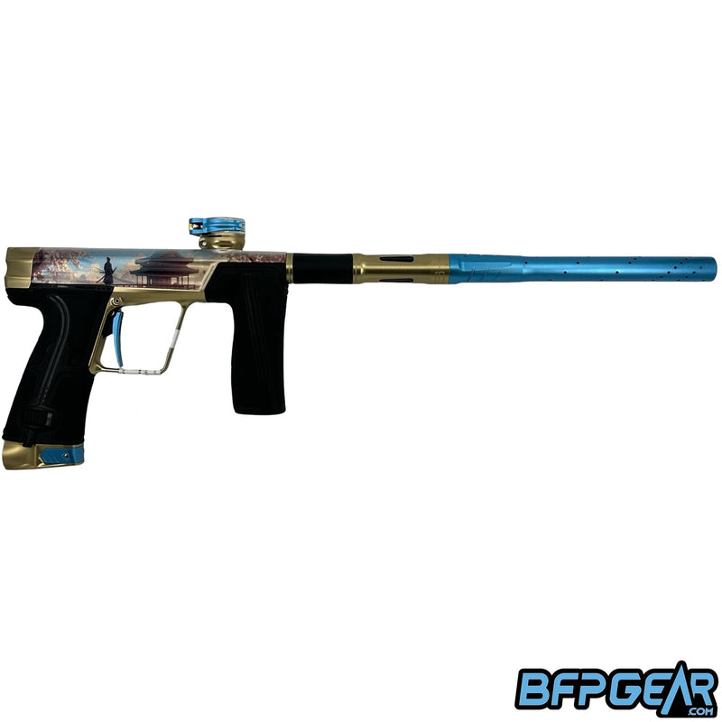 The Planet Eclipse GEO R5 in the Samurai Cherry Blossom pattern facing the right. This has two different designs on either side, and this side shows a samurai with cherry blossoms behind them.