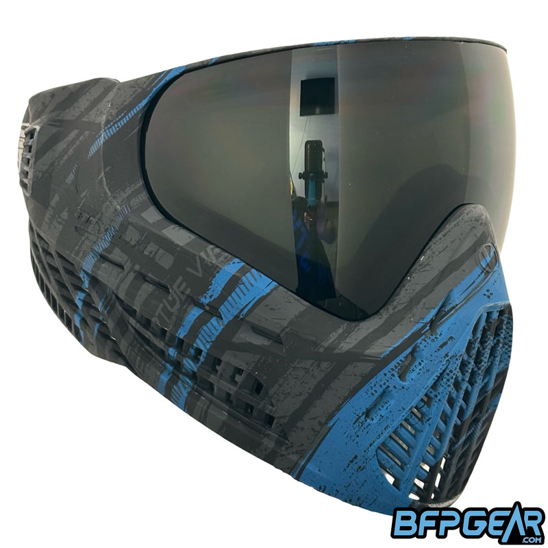 The Virtue VIO Ascend goggle system in the Graphic Cyan color way. Right facing view shows off the side ventilation to help exhaust hot air as you breathe.